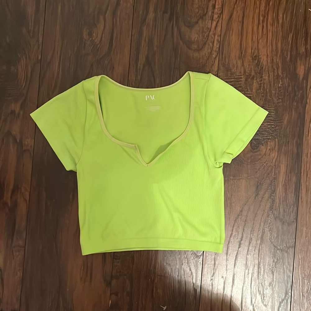 Crop top
Size:Small Color:Neon green Brand:Pacsun